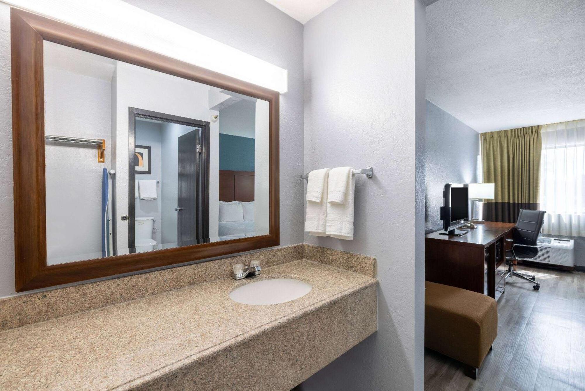 Travelodge By Wyndham Brooklyn Center Zewnętrze zdjęcie